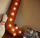 стрела ретро лампа, вывески объемные буквы, интерьерные вывески, объемные светящиеся буквы, световые объемные буквы, светящиеся буквы на свадьбу